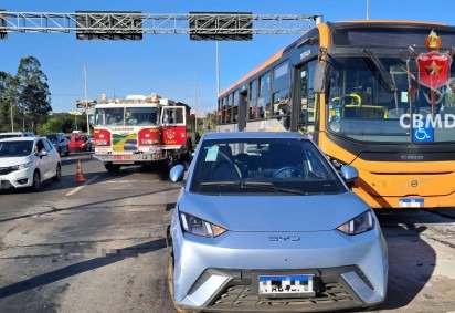 Três faixas da via precisaram ser interditadas, incluindo a faixa exclusiva de ônibus e duas faixas de rolamento, o que causou impacto no trânsito da região -  (crédito: Divulga&ccedil;&atilde;o CBMDF) -Três faixas da via precisaram ser interditadas, incluindo a faixa exclusiva de ônibus e duas faixas de rolamento, o que causou impacto no trânsito da região -  (crédito: Divulga&ccedil;&atilde;o CBMDF)
