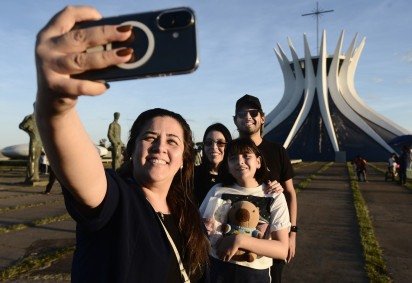  30/04/2026. Cr&eacute;dito: Minervino J&uacute;nior/CB/D.A Press. Brasil.  Brasilia - DF. Turistas em Bras&iacute;lia para o feriado do dia do trabalhador. Rafaela Freitas e fam&iacute;lia na Catedral