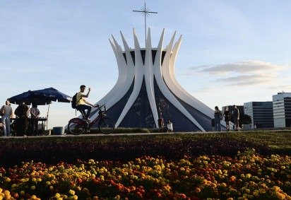 Turistas circulam pelos principais pontos da cidade, como a Catedral Metropolitana -  (crédito: Minervino Júnior/CB/D.A.Press) -Turistas circulam pelos principais pontos da cidade, como a Catedral Metropolitana -  (crédito: Minervino Júnior/CB/D.A.Press)