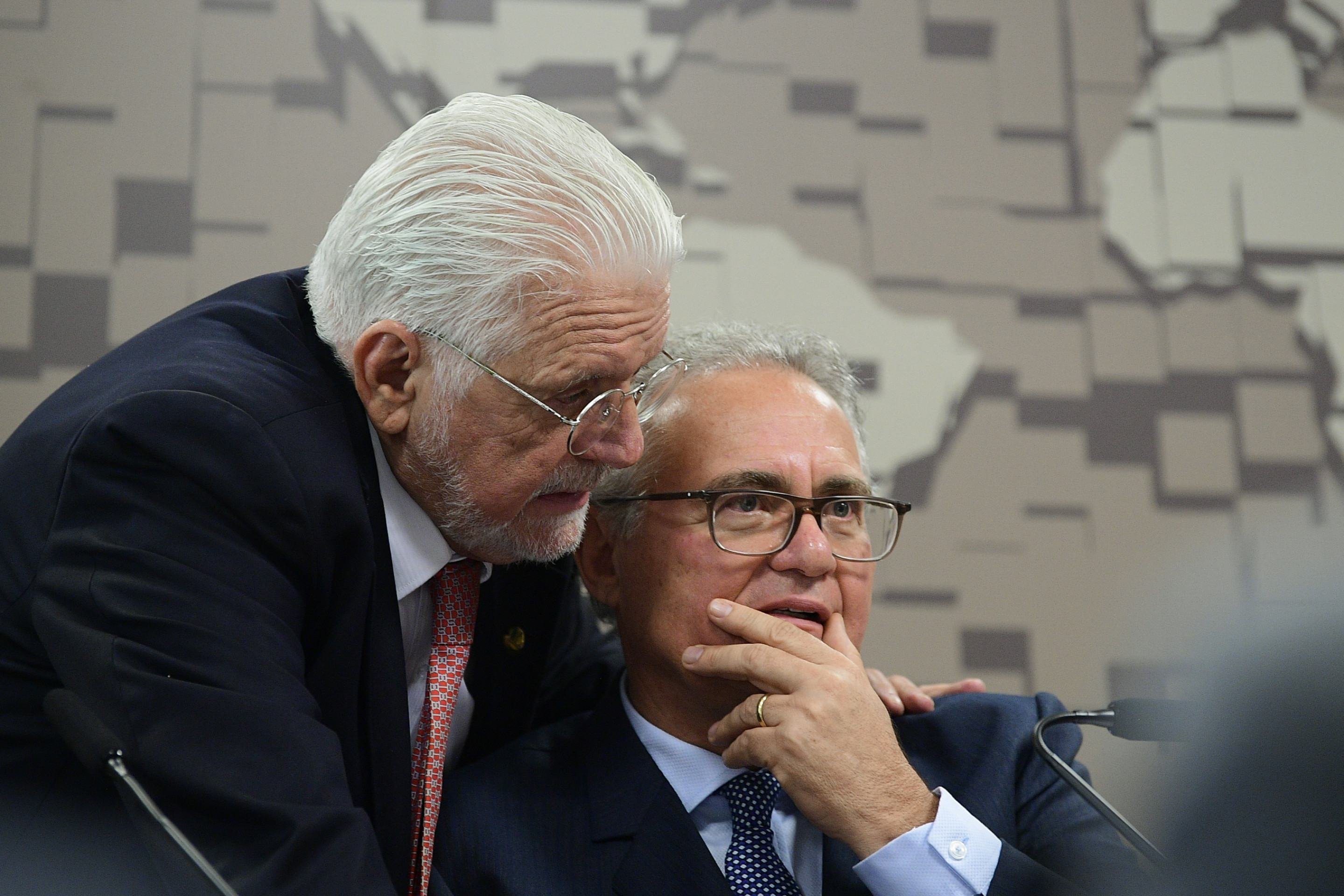 Wagner (de p&eacute;) est&aacute; sendo criticado pela seguidas derrotas da articula&ccedil;&atilde;o pol&iacute;tica. Renan rebateu a insinua&ccedil;&atilde;o de que traiu o voto