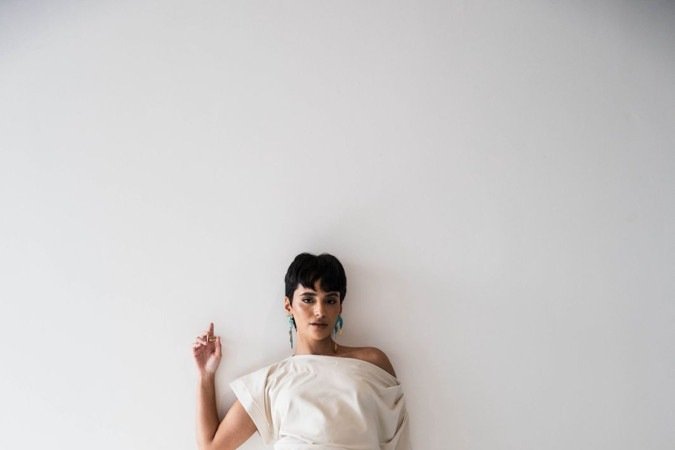 Conjunto em tons neutros destaca caimento fluido e proposta minimalista