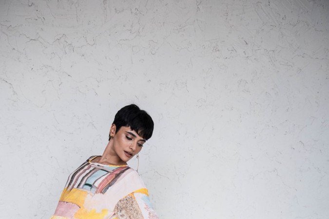 Vestido com estampa artística aposta em modelagem ampla e tecido leve