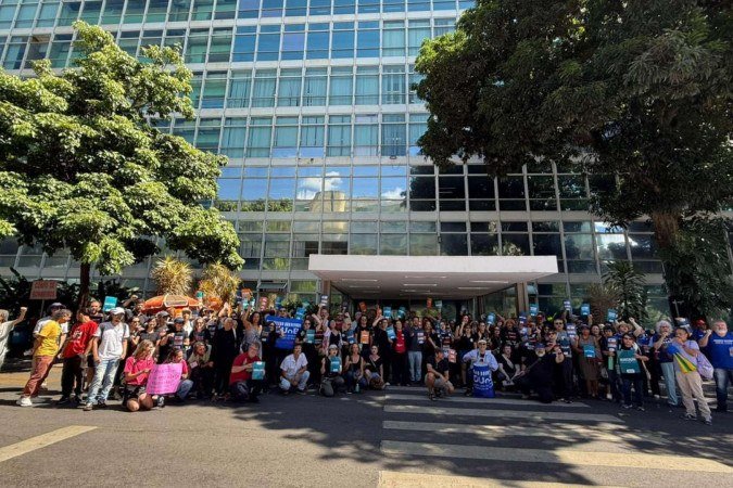 Alunos e docentes da UnB durante a manifestação -  (crédito: divulga&ccedil;&atilde;o/ADUnB)