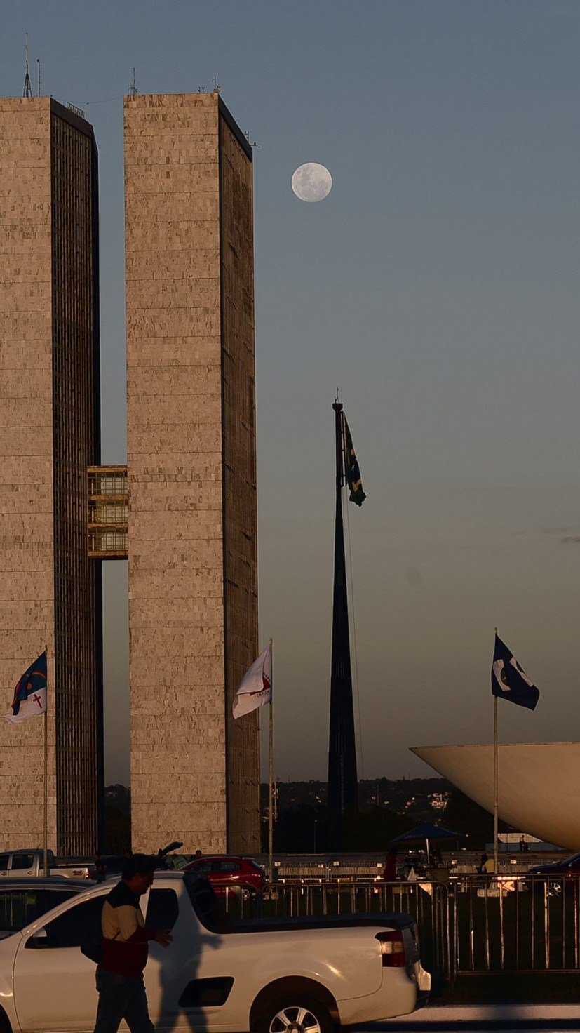 30/04/2026. Crédito: Minervino Júnior/CB/D.A Press. Brasil. Brasilia - DF. Turistas em Brasília para o feriado do dia do trabalhador. Congresso Nacional e Lua no Fim de tarde. - (crédito: Minervino Júnior/CB/D.A.Press) 30/04/2026. Crédito: Minervino Júnior/CB/D.A Press. Brasil. Brasilia - DF. Turistas em Brasília para o feriado do dia do trabalhador. Congresso Nacional e Lua no Fim de tarde. - (crédito: Minervino Júnior/CB/D.A.Press)