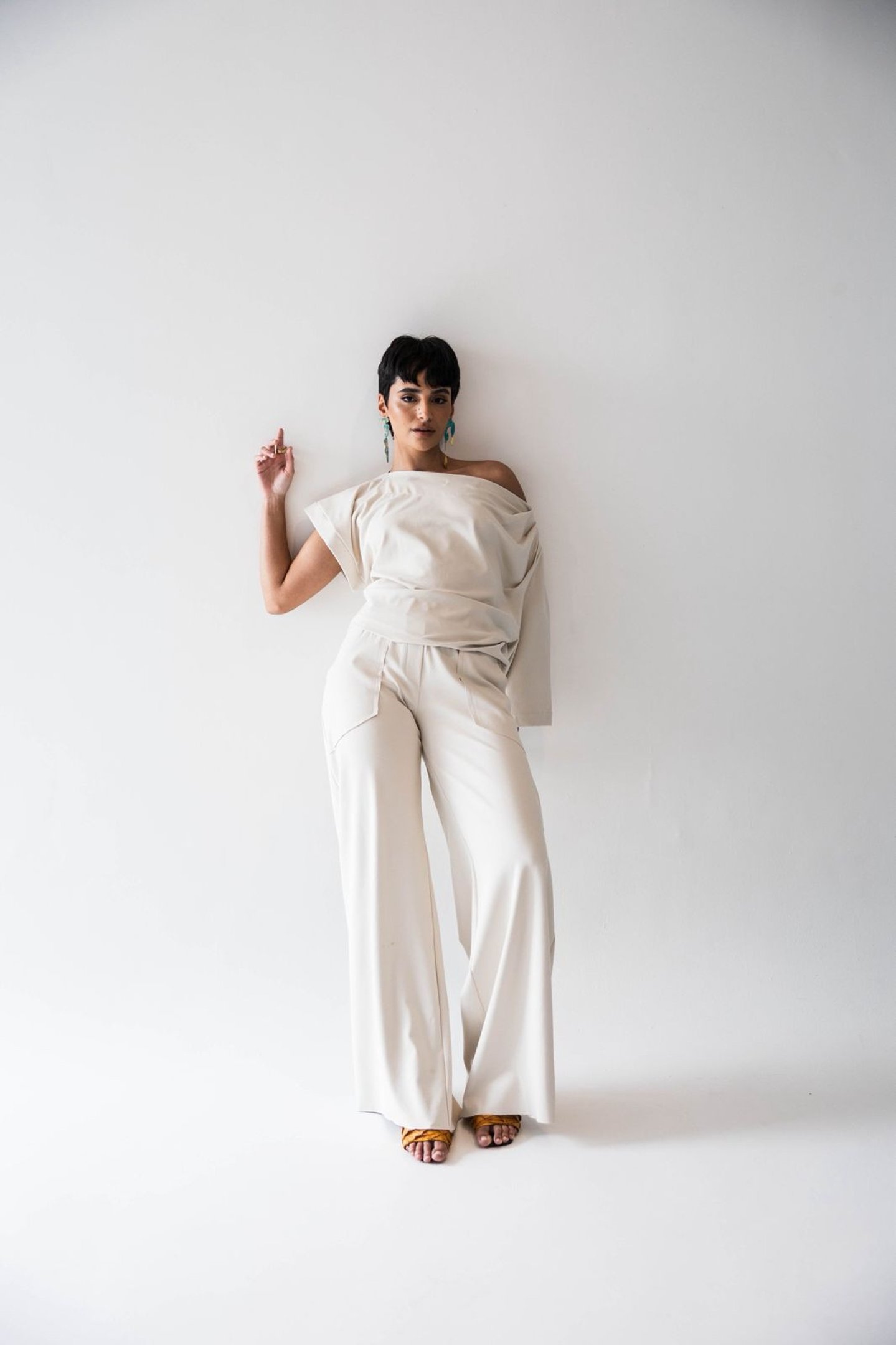 Conjunto em tons neutros destaca caimento fluido e proposta minimalista