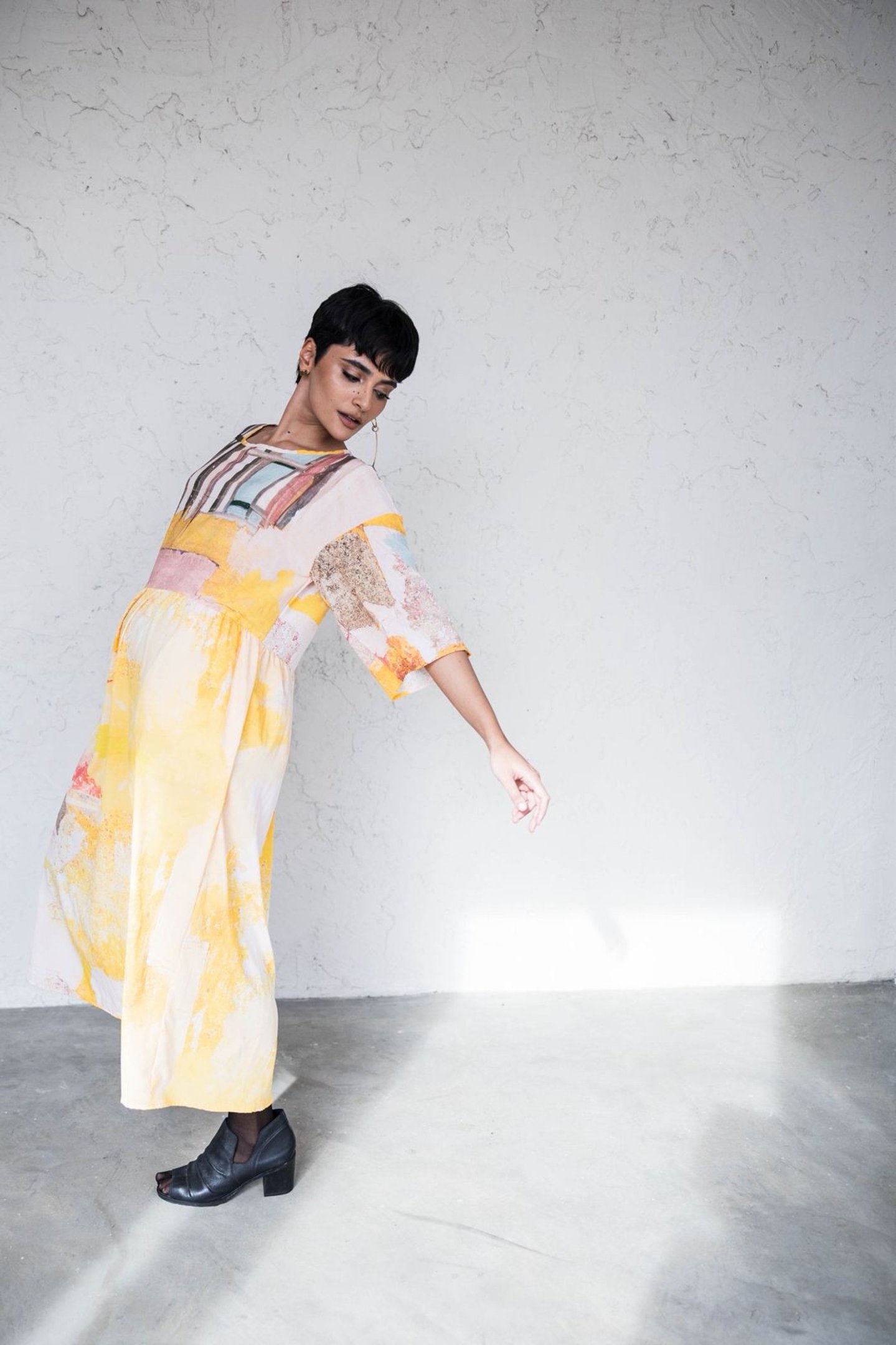 Vestido com estampa art&iacute;stica aposta em modelagem ampla e tecido leve