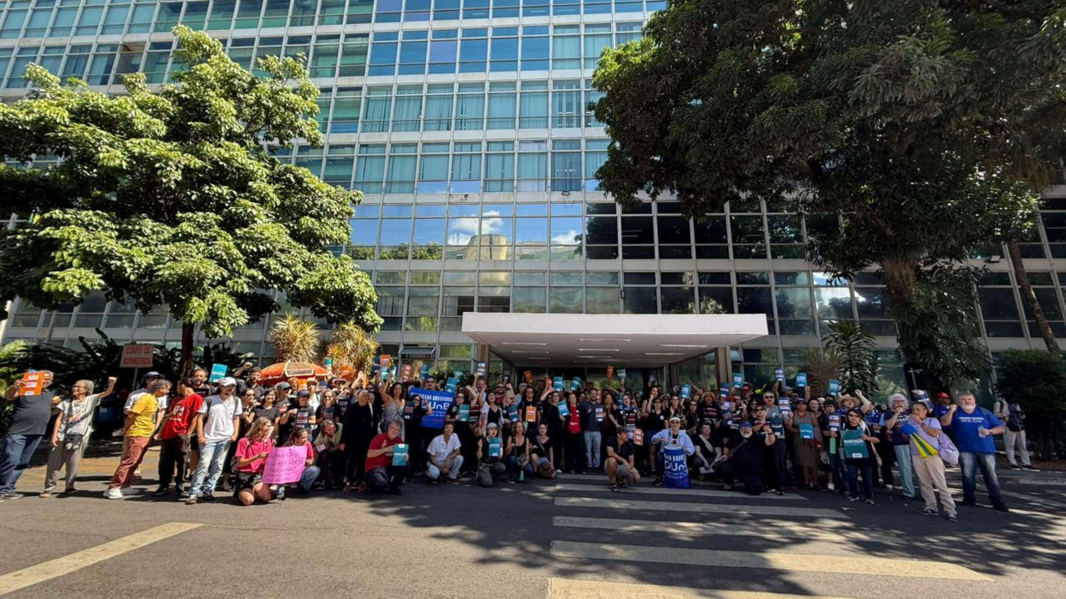 Professores e alunos da UnB fazem ato em frente ao Ministério da Gestão