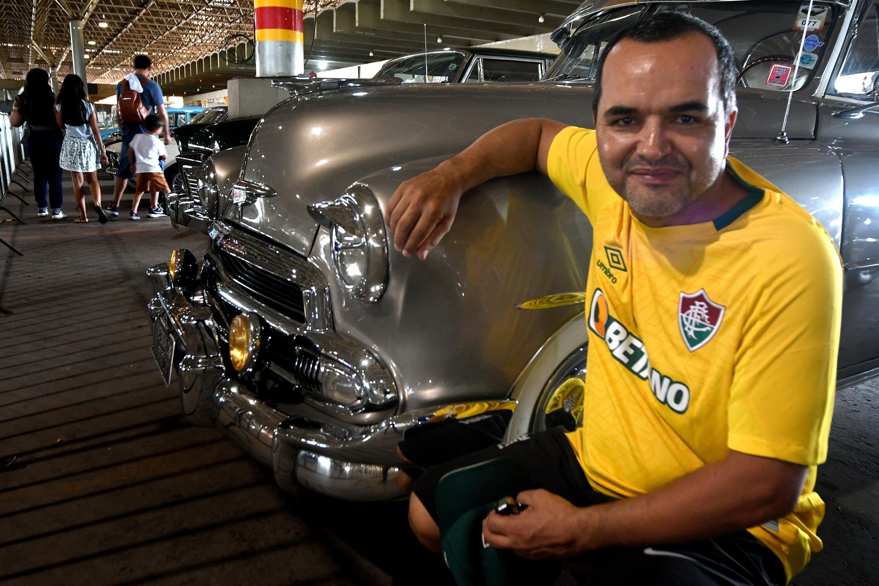 Aldair Rodrigues visitou o stand de carros antigos