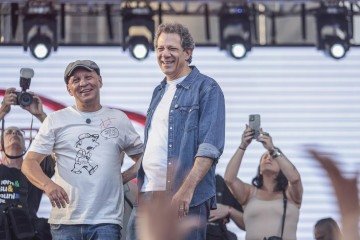Na linha de frente da defesa do presidente, os ex-ministros Fernando Haddad (pré-candidato ao governo paulista) e Simone Tebet (pré-candidata ao Senado) representaram o governo no evento do Sindicato dos Metalúrgicos, em São Bernardo do Campo (SP) -  (crédito: Paulo Pinto/Agência Brasil)