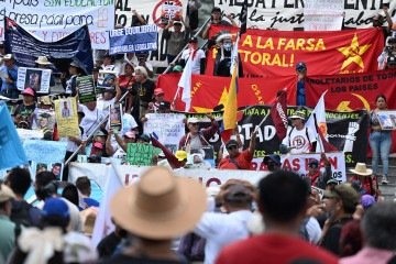 'Bukele, inimigo dos pobres', dizia um cartaz na manifestação, ao lado de fotografias de pessoas detidas, cuja inocência foi reivindicada por seus familiares -  (crédito: MARVIN RECINOS / AFP)