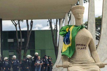 Débora Rodrigues dos Santos foi condenada a 14 anos de prisão após escrever com um batom vermelho na estátua da Justiça, que fica na frente do STF, 'Perdeu mané' -  (crédito: Joédson Alves / Agência Brasil)