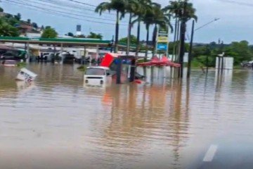 Alagamento na região de Recife: capital está em alerta máximo para chuvas -  (crédito: PRF/Divulgação/Agência Brasil)