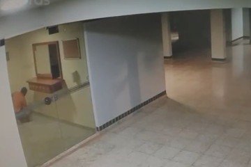 Autor escalou janela e cortou a rede de proteção para acessar o imóvel -  (crédito: Material cedido ao Correio)