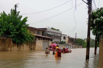 Bombeiros usam botes para retirar moradores dos bairros alagados pelas chuvas que atingem a Região Metropolitana de Recife desde sexta-feira -  (crédito:  CBM-PE/Divulgação)