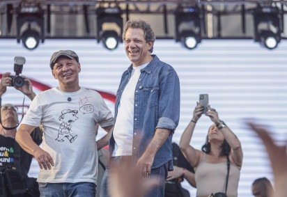 Na linha de frente da defesa do presidente, os ex-ministros Fernando Haddad (pré-candidato ao governo paulista) e Simone Tebet (pré-candidata ao Senado) representaram o governo no evento do Sindicato dos Metalúrgicos, em São Bernardo do Campo (SP) -  (crédito: Paulo Pinto/Agência Brasil) -Na linha de frente da defesa do presidente, os ex-ministros Fernando Haddad (pré-candidato ao governo paulista) e Simone Tebet (pré-candidata ao Senado) representaram o governo no evento do Sindicato dos Metalúrgicos, em São Bernardo do Campo (SP) -  (crédito: Paulo Pinto/Agência Brasil)