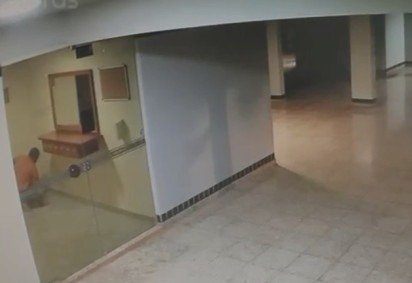 Homem escalou janela e cortou a rede de proteção para invadir apartamento e atacar uma moradora -  (crédito: Material cedido ao Correio)