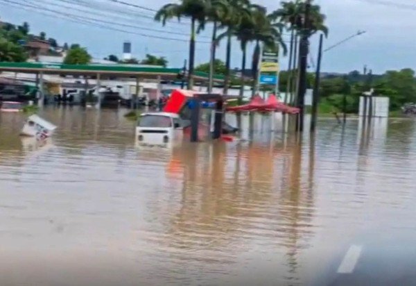 Alagamento na região de Recife: capital está em alerta máximo para chuvas -  (crédito: PRF/Divulgação/Agência Brasil)