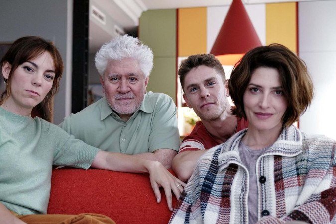 Victoria Luengo, Pedro Almodóvar, Patrick Criado
e Bárbara Lennie em Natal Amargo - (crédito: Warner/Divulgação) Victoria Luengo, Pedro Almodóvar, Patrick Criado
e Bárbara Lennie em Natal Amargo - (crédito: Warner/Divulgação)