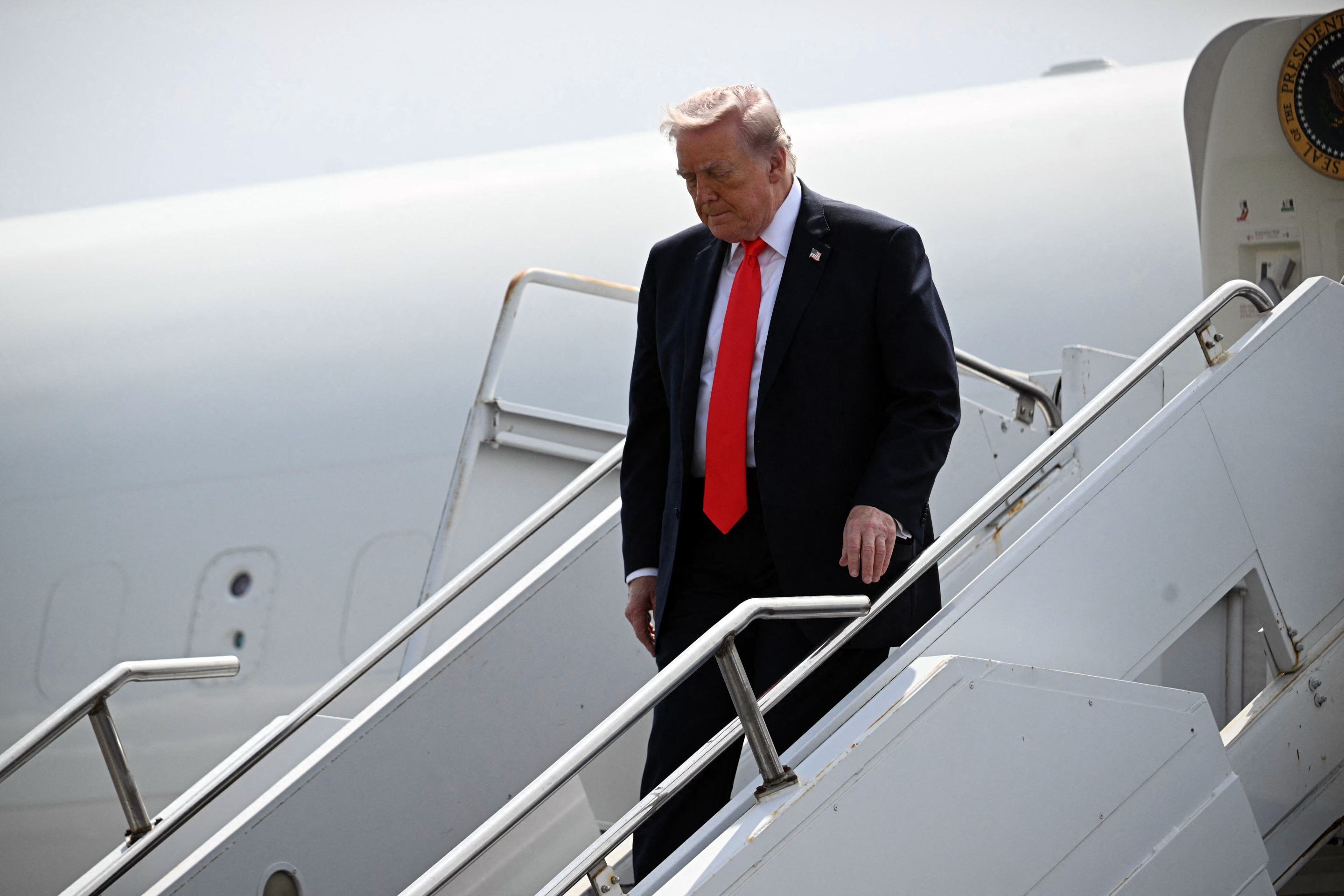 O presidente desembarca na Fl&oacute;rida para o fim de semana: negocia&ccedil;&otilde;es congeladas e planos de ataque       