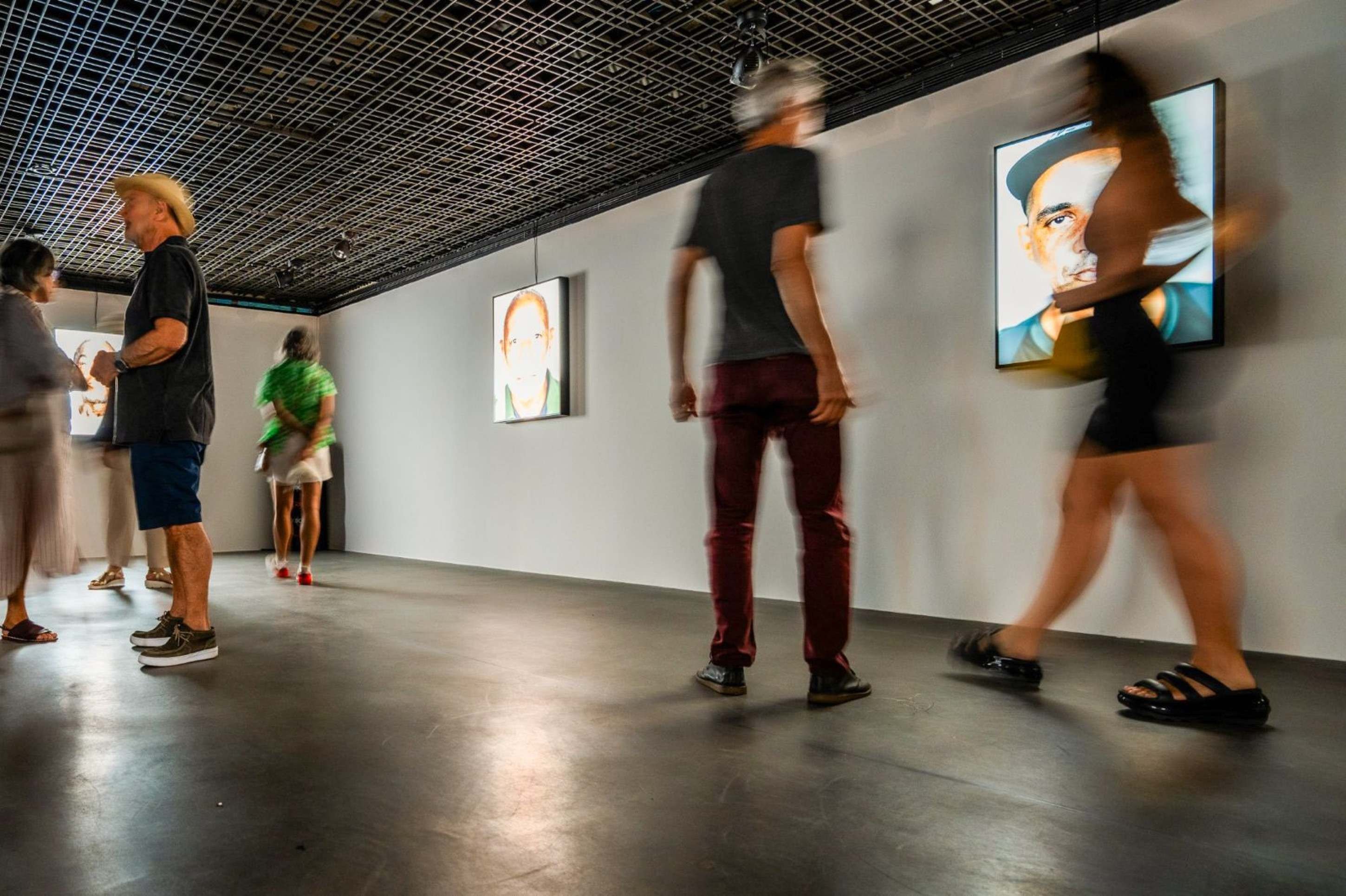 Faces De Ana Lima. Visita&ccedil;&atilde;o at&eacute; 14 de junho, de ter&ccedil;a a sexta, 10h &agrave;s 18h; s&aacute;bados, domingos e feriados, das 13h &agrave;s 17h, no Museu dos Correios (SCS, Quadra 4, Edif&iacute;cio Apollo). N&atilde;o recomendado para menores de 14 anos 