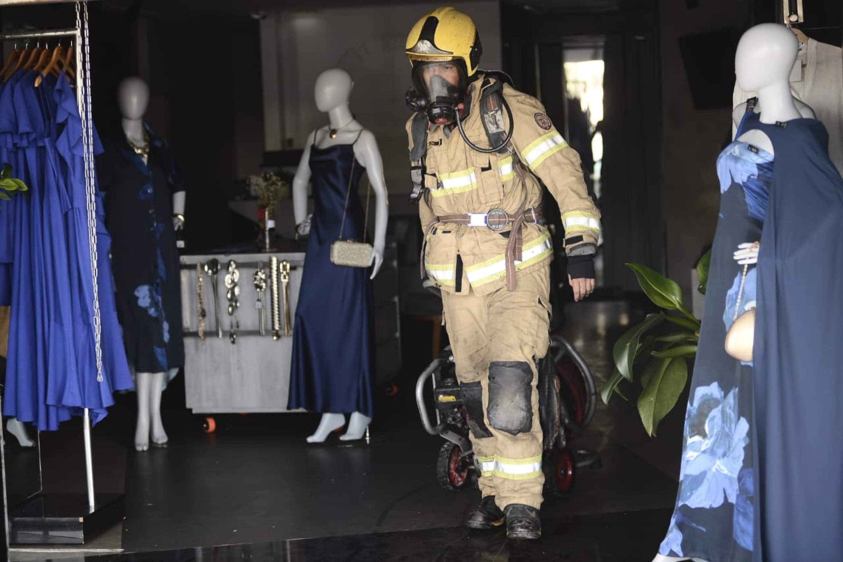 Bombeiros em atua&ccedil;&atilde;o contra inc&ecirc;ndio