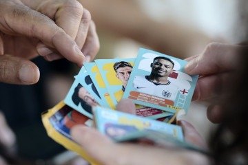No fim de semana passado, quando as figurinhas foram lançadas, o ticket médio das bancas chegou a R$ 55,90, mais que o dobro da média registrada nos demais sábados e domingos de 2026, de R$ 24,22 -  (crédito: Minervino Júnior/CB/D.A.Press)