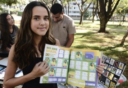 Rafaela Carvalho conta que seguiu o irmão mais velho na vontade de colecionar figurinhas. Para ela, a diversão amplia interesse sobre outros países -  (crédito: Minervino Júnior/CB/D.A.Press) -Rafaela Carvalho conta que seguiu o irmão mais velho na vontade de colecionar figurinhas. Para ela, a diversão amplia interesse sobre outros países -  (crédito: Minervino Júnior/CB/D.A.Press)