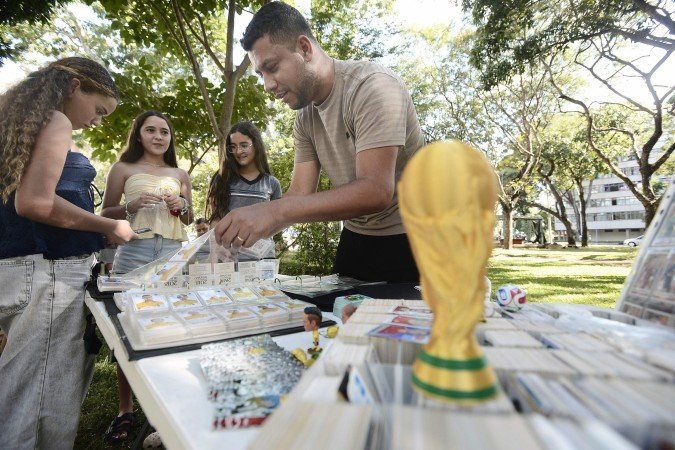 Movimento de adolescentes é grande nas banquinhas atrás de novidades