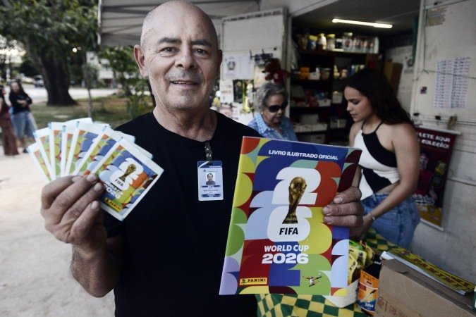  02/05/2026. Crédito: Minervino Júnior/CB/D.A Press. Brasil.  Brasilia - DF. Colecionadores de figurinhas para a copa do mundo de futebol. Banca na 106 Norte. Brito proprietário da banca.