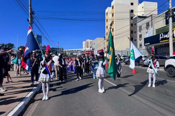 Desfile cívico com participação de estudantes fez parte da programação