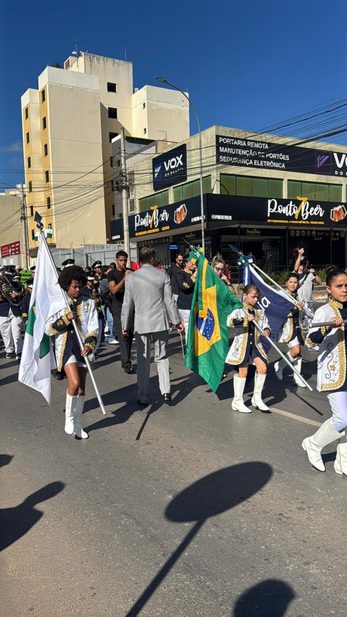  As atividades reuniram moradores, fam&iacute;lias e visitantes em um evento gratuito que mistura civismo, esporte e lazer