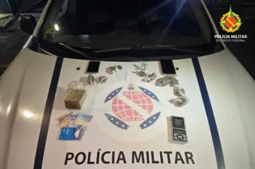 Policiais encontraram uma substância análoga à maconha e um simulacro de arma de fogo -  (crédito: Divulgação/PMDF)