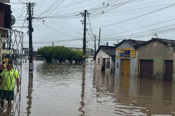 Na Paraíba, as chuvas também causaram transtornos significativos. Informações preliminares indicam que cerca de 1,5 mil famílias estão desalojadas, além de 300 pessoas desabrigadas -  (crédito: Reprodução/Redes Sociais)