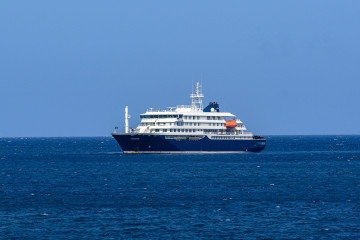 Um passageiro de 70 anos foi o primeiro a apresentar sintomas. Ele morreu a bordo do navio e seu corpo foi depositado em Santa Helena, território britânico no Atlântico Sul, explicou Mohale -  (crédito: AFP)