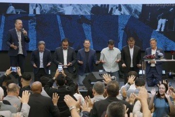 Flávio Bolsonaro (PL-RJ) e aliados se ajoelharam no palco da igreja localizada na zona norte do Rio, em culto na manhã deste domingo (3) -  (crédito: Reprodução/YouTube)