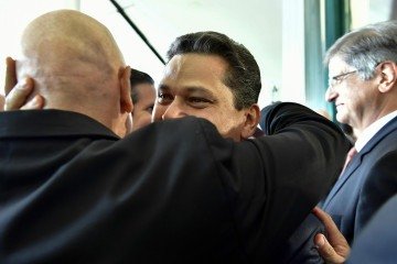 Moraes e Alcolumbre se cumprimentam. Nos bastidores, atua....o coordenada entre o ministro e o senador para que o nome de Messias fosse vetado
     -  (crédito: Waldemir Barreto/Agência Senado)