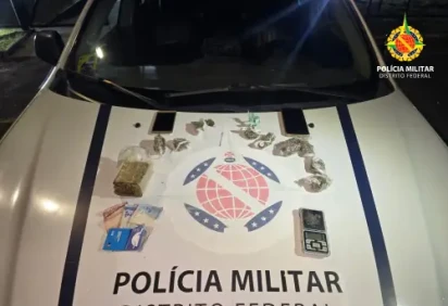 Policiais encontraram uma substância análoga à maconha e um simulacro de arma de fogo -  (crédito: Divulgação/PMDF) -Policiais encontraram uma substância análoga à maconha e um simulacro de arma de fogo -  (crédito: Divulgação/PMDF)