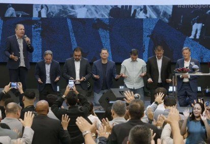 Flávio Bolsonaro (PL-RJ) e aliados se ajoelharam no palco da igreja localizada na zona norte do Rio, em culto na manhã deste domingo (3) -  (crédito: Reprodução/YouTube) -Flávio Bolsonaro (PL-RJ) e aliados se ajoelharam no palco da igreja localizada na zona norte do Rio, em culto na manhã deste domingo (3) -  (crédito: Reprodução/YouTube)
