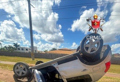 Capotamento no Jardim Botânico  -  (crédito: CBMDF) -Capotamento no Jardim Botânico  -  (crédito: CBMDF)
