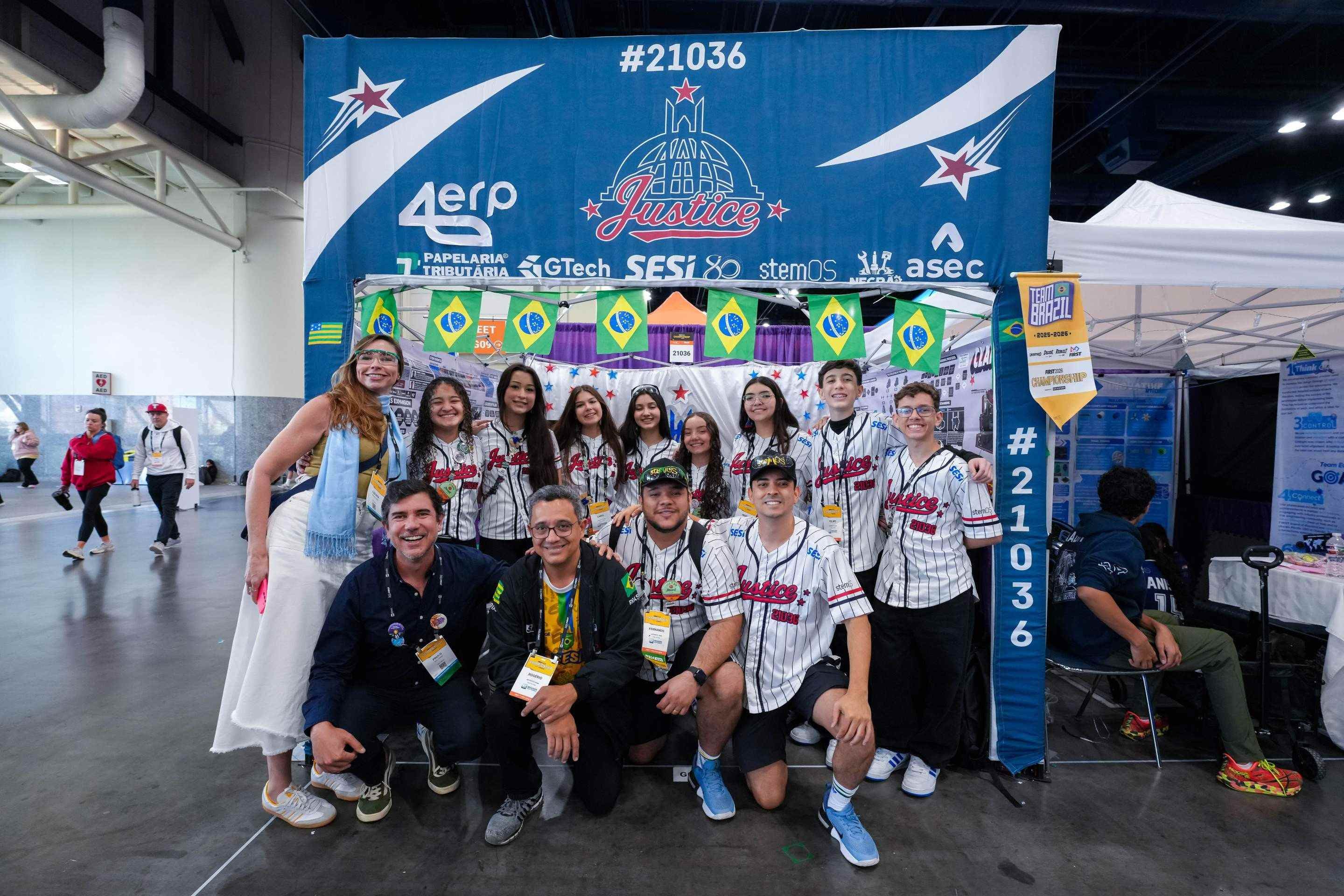 Equipes brasileiras celebram conquistas no FIRST Championship 2025/2026, em Houston, onde o pa&iacute;s somou nove pr&ecirc;mios na maior competi&ccedil;&atilde;o de rob&oacute;tica educacional do mundo