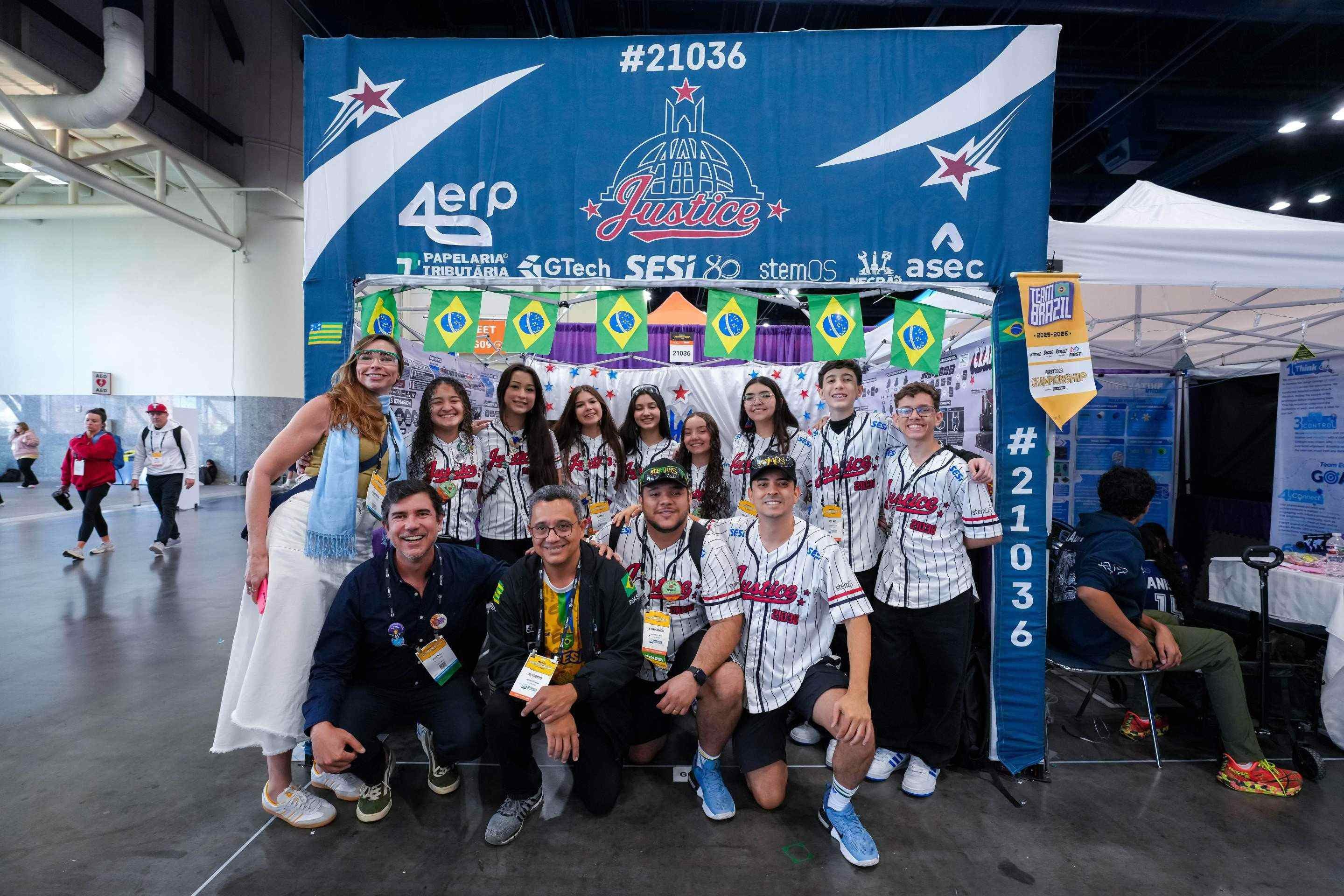 Equipes brasileiras celebram conquistas no FIRST Championship 2025/2026, em Houston, onde o pa&iacute;s somou nove pr&ecirc;mios na maior competi&ccedil;&atilde;o de rob&oacute;tica educacional do mundo
