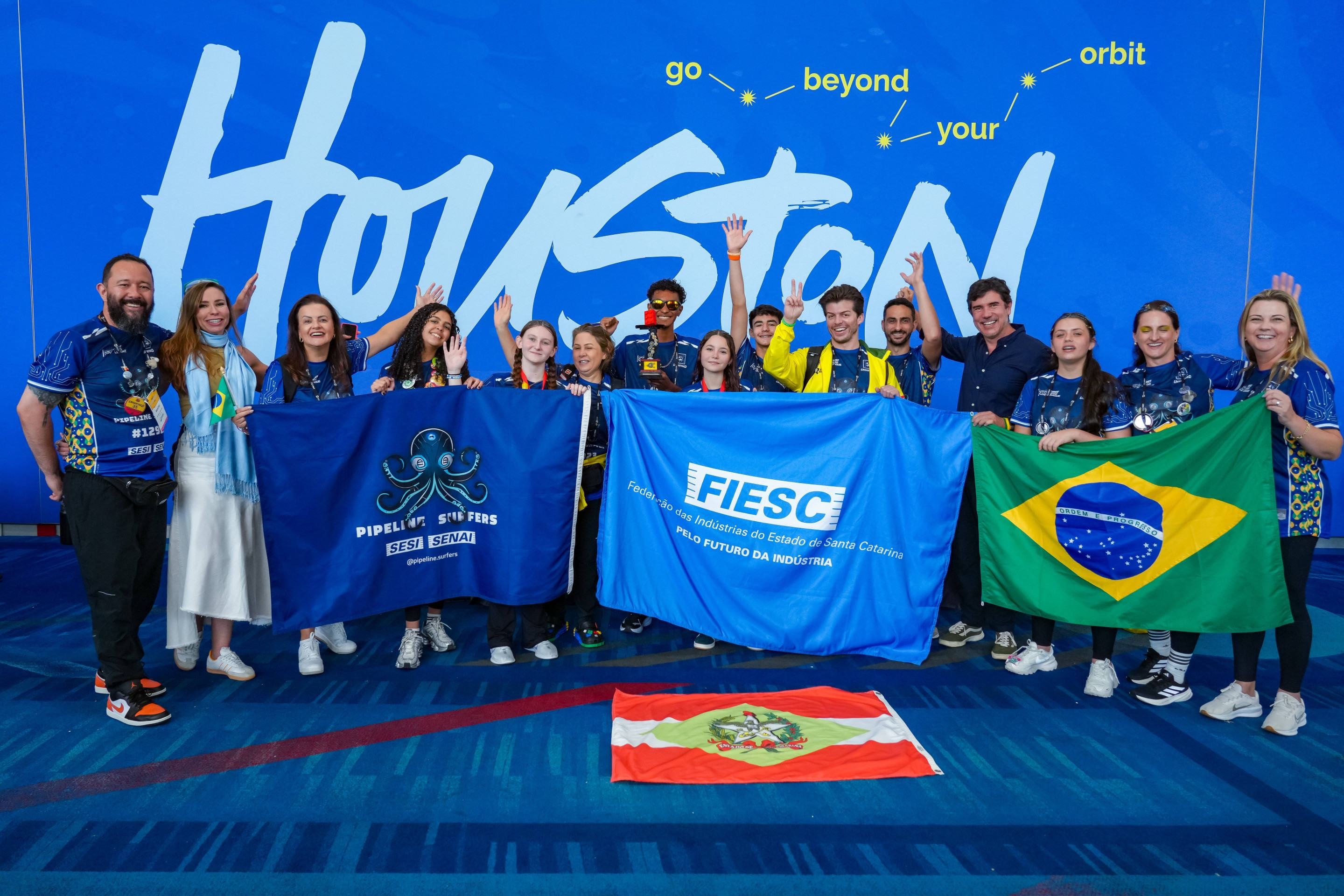 Equipes brasileiras celebram conquistas no FIRST Championship 2025/2026, em Houston, onde o pa&iacute;s somou nove pr&ecirc;mios na maior competi&ccedil;&atilde;o de rob&oacute;tica educacional do mundo