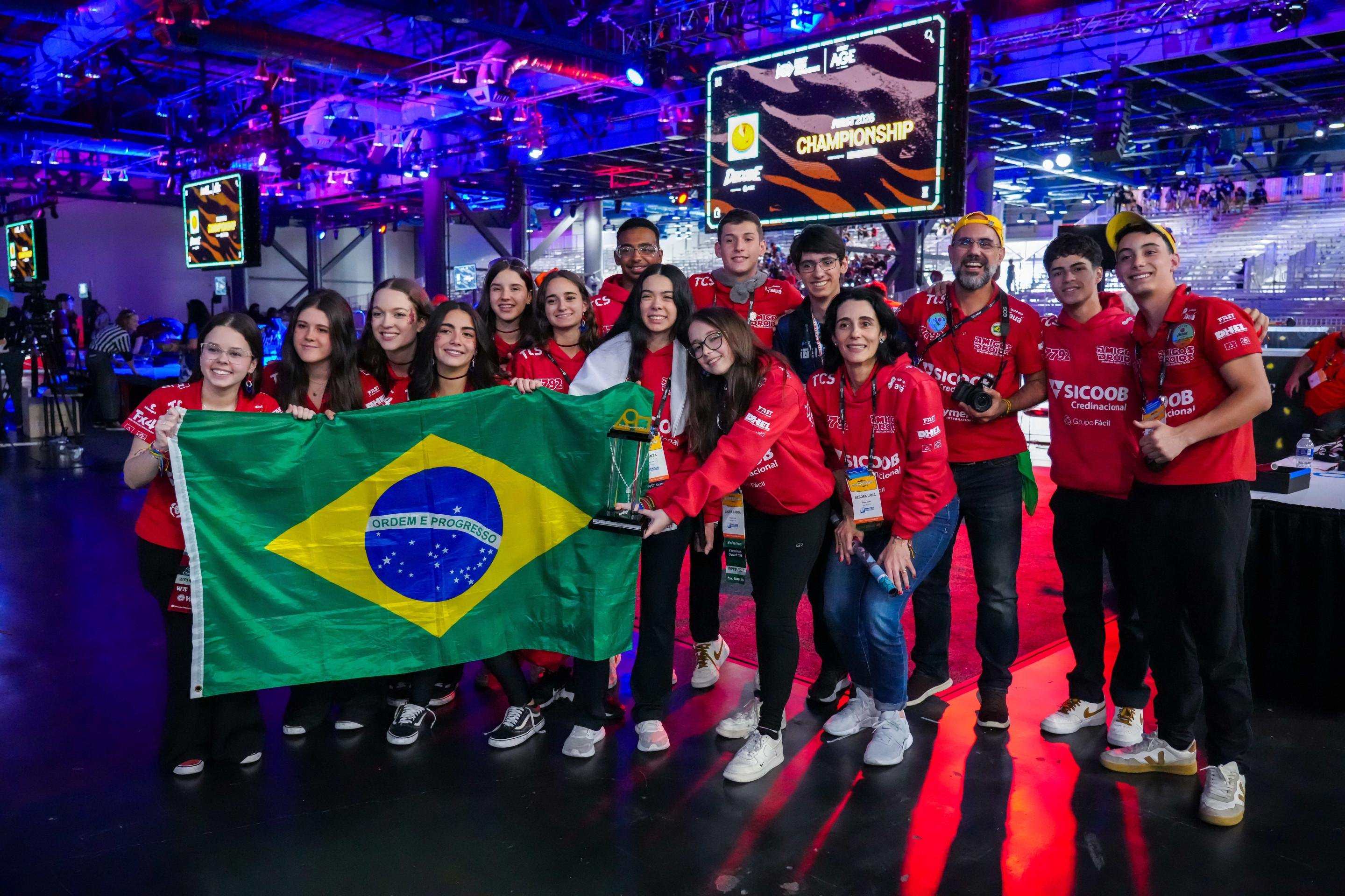 Equipes brasileiras celebram conquistas no FIRST Championship 2025/2026, em Houston, onde o pa&iacute;s somou nove pr&ecirc;mios na maior competi&ccedil;&atilde;o de rob&oacute;tica educacional do mundo