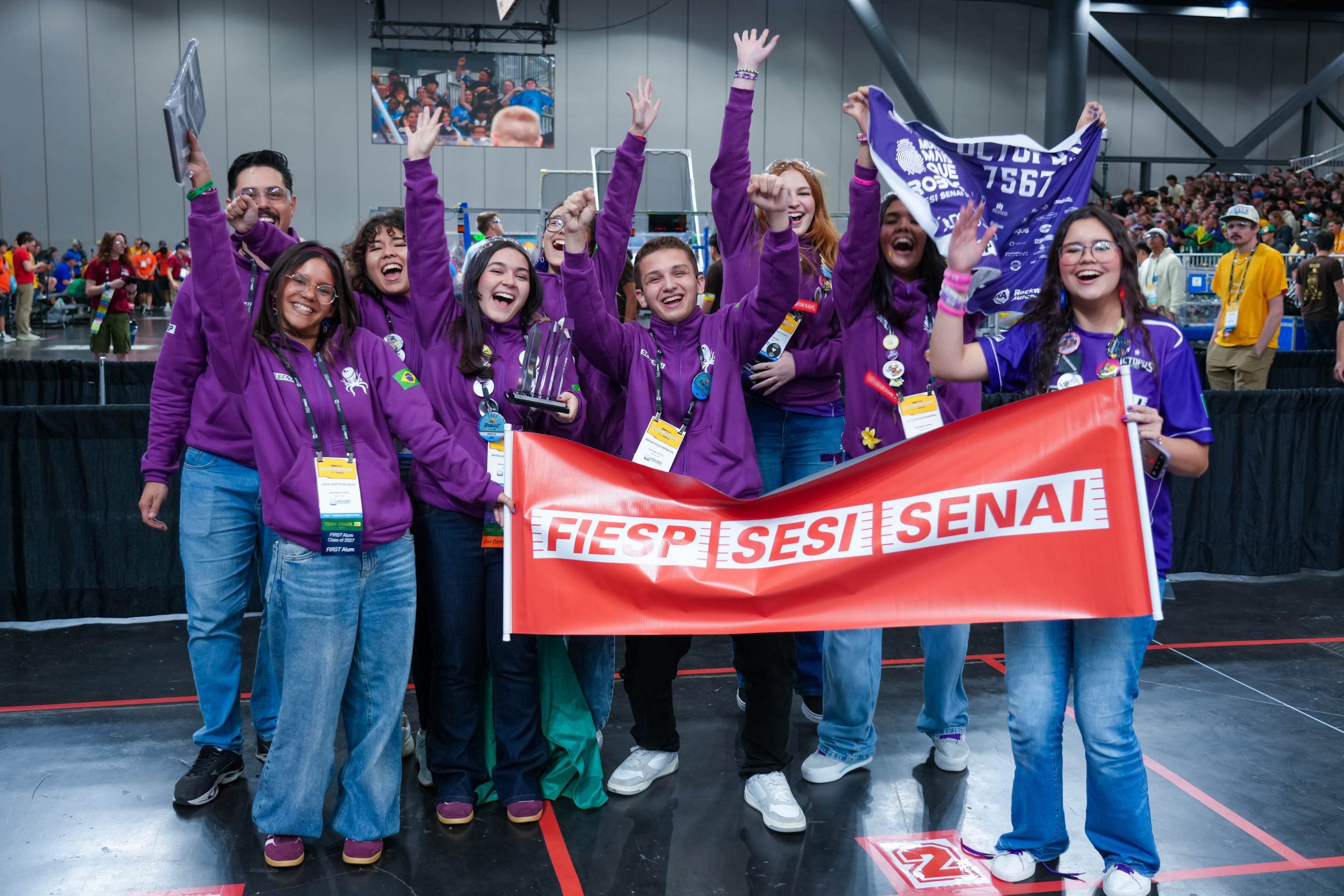 Equipes brasileiras celebram conquistas no FIRST Championship 2025/2026, em Houston, onde o pa&iacute;s somou nove pr&ecirc;mios na maior competi&ccedil;&atilde;o de rob&oacute;tica educacional do mundo