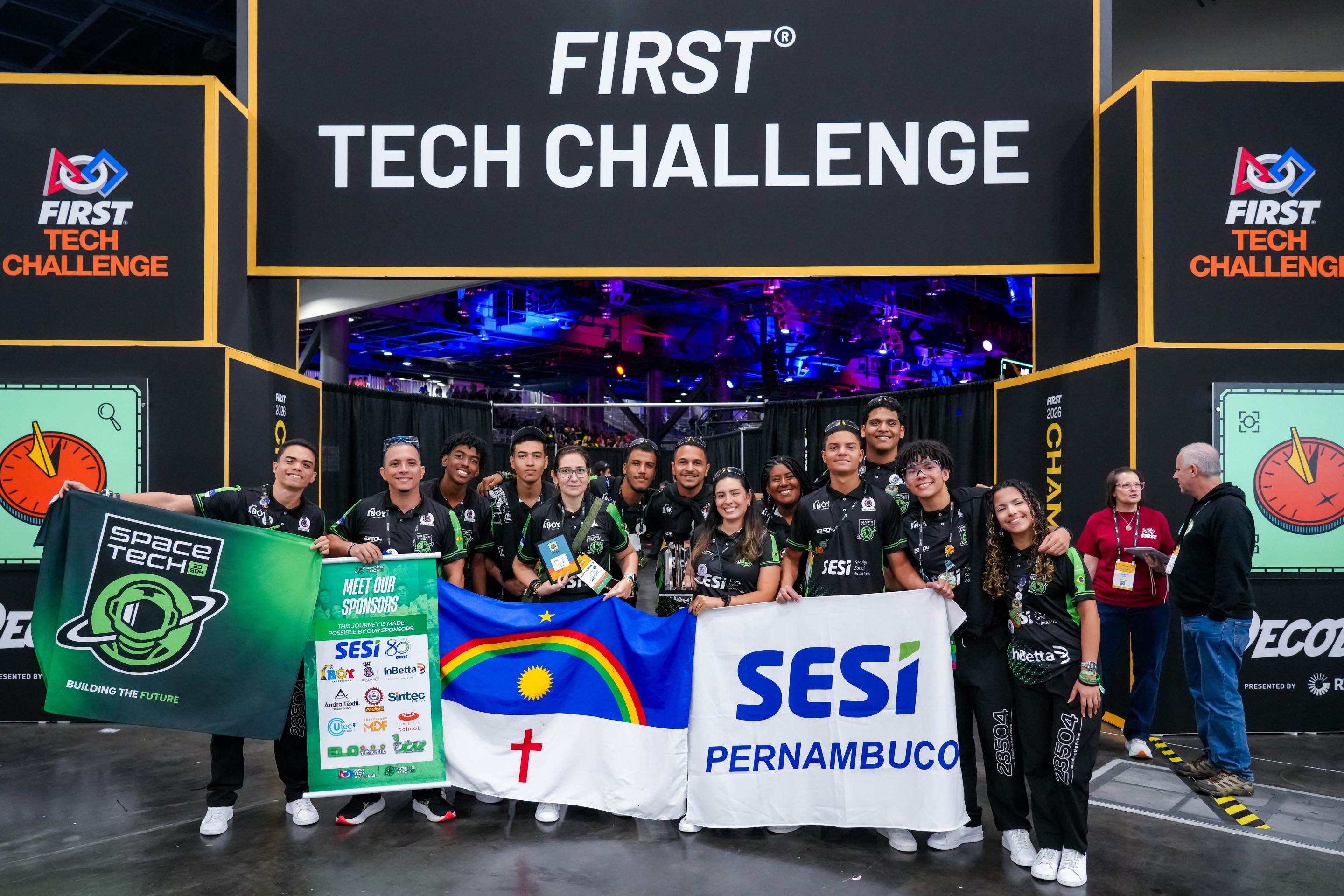 Equipes brasileiras celebram conquistas no FIRST Championship 2025/2026, em Houston, onde o pa&iacute;s somou nove pr&ecirc;mios na maior competi&ccedil;&atilde;o de rob&oacute;tica educacional do mundo