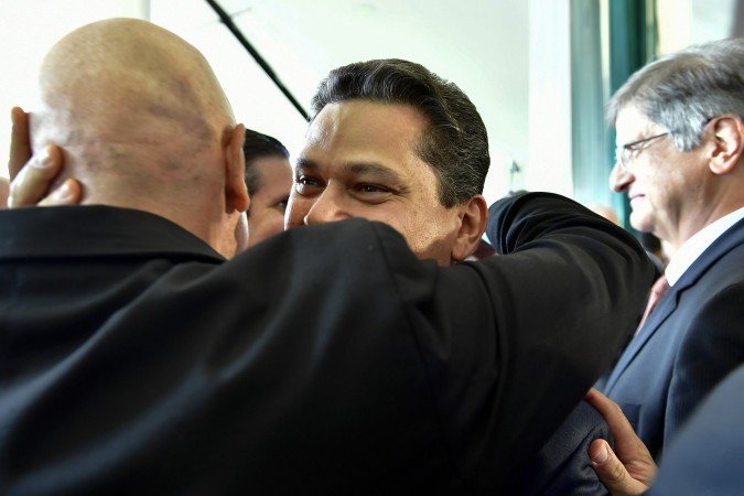 Moraes e Alcolumbre se cumprimentam. Nos bastidores, atuação coordenada entre o ministro e o senador para que o nome de Messias fosse vetado
