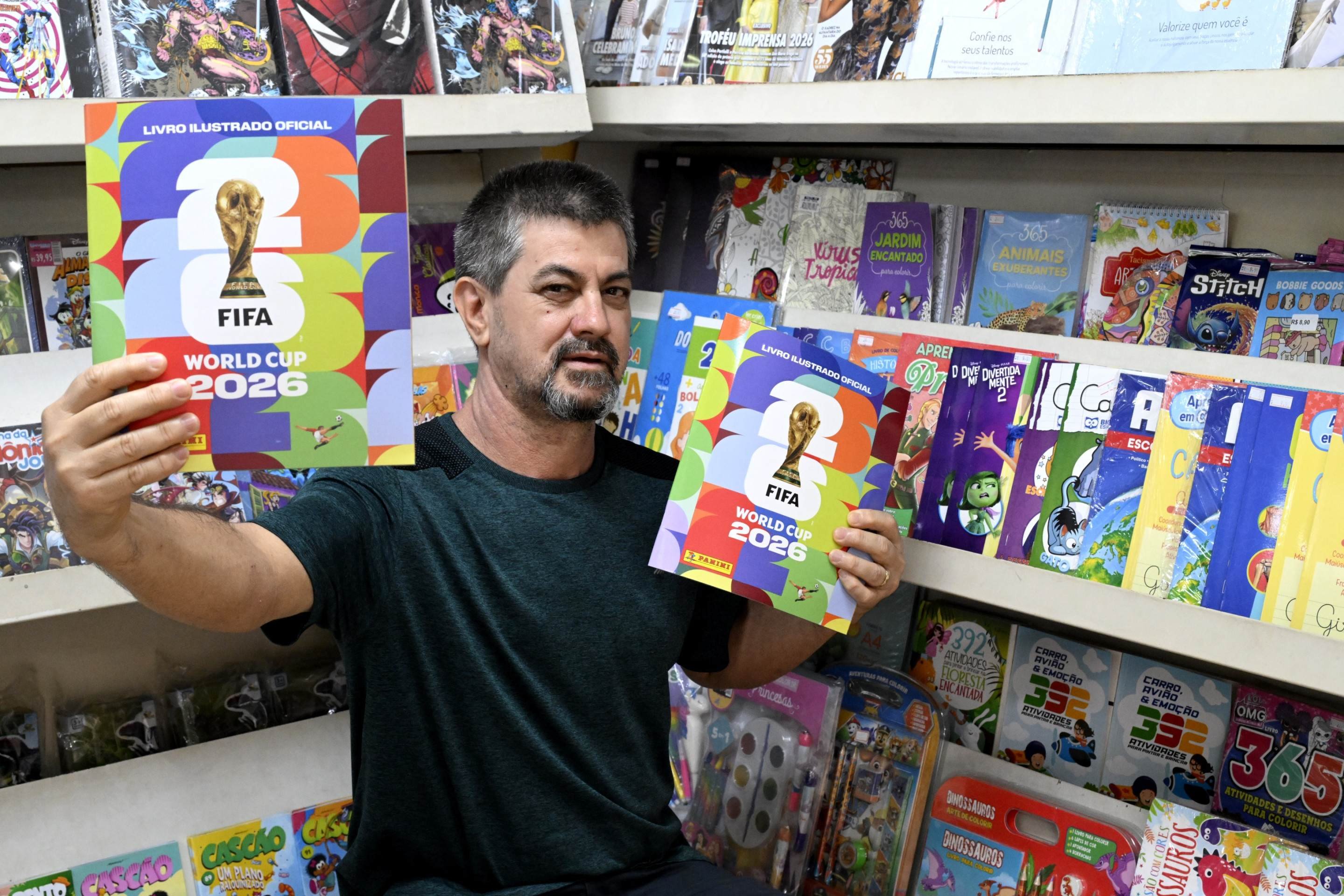 Caderno Aguas Claras. Na Foto Euz&eacute;bio, dono da "Magazine Jornais, Revistas e Papelaria
