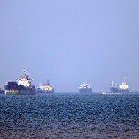 Embarcações ancoradas no Estreito de Ormuz, perto da cidade de Bandar Abbas, no sul do Irã: Washington decidiu fazer escolta na região  -  (crédito: Amirhossein Khorgooei/ISNA/AFP)