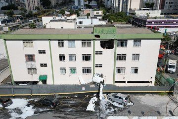 Com o impacto, o avião abriu um buraco no terceiro andar do edifício do Bairro Silveira, em Belo Horizonte: nenhum morador foi atingido -  (crédito:  Leandro Couri/EM/D.A Press)