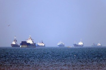 Embarcações ancoradas no Estreito de Ormuz, perto da cidade de Bandar Abbas, no sul do Irã  -  (crédito: Amirhossein Khorgooei/ISNA/AFP)